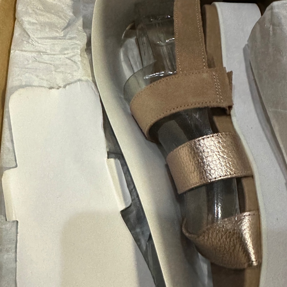 Ugg Braelynn Sandals - New in box - size 8